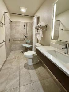 Un baño de Alaska's Select Inn Wasilla