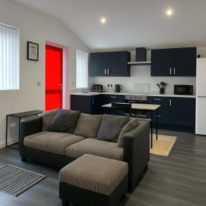 a living room with a couch and a kitchen at LT 3 - 1 Bed Apartment in Leicester +6 photos
