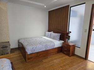 um quarto com uma cama, uma cômoda e um espelho em Horizonte Mágico full suite em Cuenca