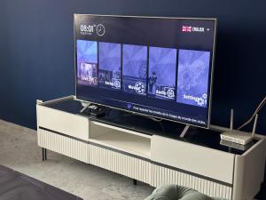 TV a/nebo společenská místnost v ubytování Premium full 2 bedroom apartment + 2 fotografie