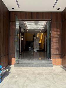 a hallway of a building with glass doors and stairs at الملقا جاكوزي لوفت Al Malqa Jacuzzi Loft in Riyadh
