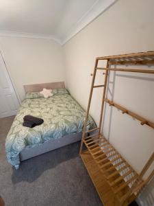 een slaapkamer met een stapelbed en een ladder bij Quarto privativo em uma casa com outros quartos e banheiro compartilhado in Peterborough