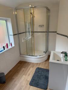 een badkamer met douche en wastafel bij Quarto privativo em uma casa com outros quartos e banheiro compartilhado in Peterborough
