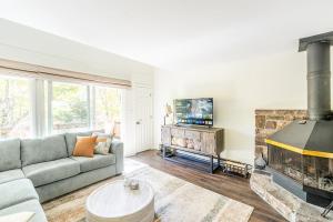 a living room with a couch and a fireplace at Beech Mountain Escape with Views in Beech Mountain
