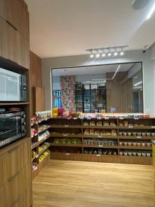 ベレンにあるHoliday Inn Express Belem Ananindeua by IHGのワインのボトルがたくさんある店