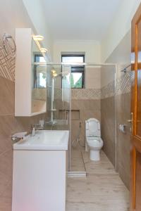 een badkamer met wastafel en toilet bij The White Residence Kigali in Kigali
