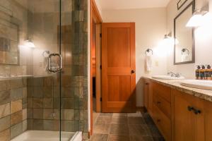 Bilik mandi di Slalom Creek 3 Bedroom