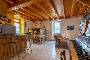 ヴァル・レ・バンにあるMaison De Village Le Bacciのリビングルーム(ピアノ付)、キッチン