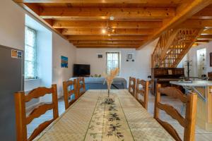 ヴァル・レ・バンにあるMaison De Village Le Bacciのダイニングルーム(テーブル、椅子付)、キッチン