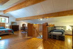 ヴァル・レ・バンにあるMaison De Village Le Bacciの部屋にベッドと机がある寝室