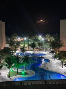vista sulla piscina di notte di Apto no Porto das Dunas - Scopa Beach ad Aquiraz