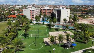 vista aerea su un parco con campi da tennis di Apto no Porto das Dunas - Scopa Beach ad Aquiraz