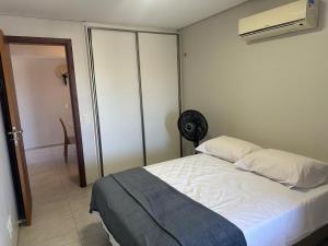 una camera con letto bianco e ventilatore di Apto no Porto das Dunas - Scopa Beach ad Aquiraz Altre 25 foto