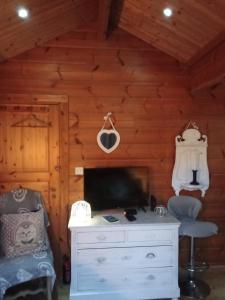 a room with a dresser in a log cabin at Chambre d hôtes 'chalet du val' in Puessans