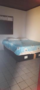 Bett in einem Zimmer mit blauer Matratze in der Unterkunft Casa de Praia em Paripueira in Paripueira