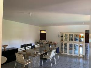 ein Esszimmer mit Tisch und Stühlen in der Unterkunft Casa de Praia em Paripueira in Paripueira