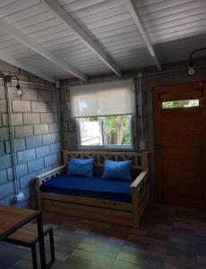 una cama en una habitación con una ventana y una puerta en Departamentos M de Mar, en Mar del Plata