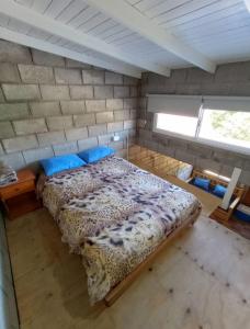 Un dormitorio con una cama con almohadas azules. en Departamentos M de Mar, en Mar del Plata 5 fotos más