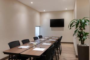 a conference room with a long table and chairs at Hampton by Hilton Cartagena in Cartagena de Indias