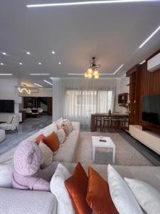 Sheikh ZayedThe white kingdom的客厅里有一张沙发和一台电视 更多17张照片