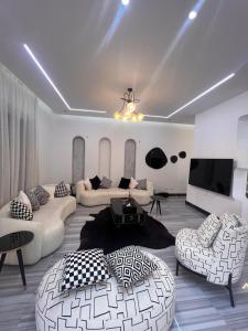 Sheikh ZayedThe white kingdom的配有沙发和电视的大客厅