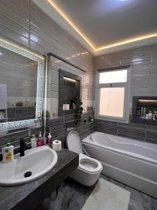 Sheikh ZayedThe white kingdom的带浴缸、马桶和水槽的浴室