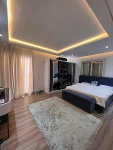 Sheikh ZayedThe white kingdom的一间卧室配有一张大床和地毯。