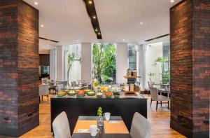 a dining room with a table with fruit on it at Hotel Av Ibirapuera 2534 Moema São Paulo 1102 in Sao Paulo