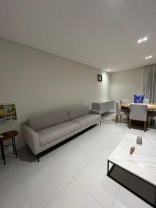 a living room with a couch and a table at Apto a 200mts do mar Meia Praia - Itapema in Itapema +6 photos
