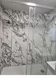 a bathroom with a shower with a marble wall at Heart of Aberdeen in Aberdeen +10 photos