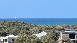 una vista de una casa con el océano en el fondo en Ocean Views - Ocean Grove, Spectacular Family Home in sought after Location, en Ocean Grove 3 fotos más