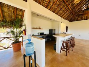 pokój z barem i butelką wody na stołku w obiekcie Casa Jubilee 6 two twins or king w mieście Puerto Escondido