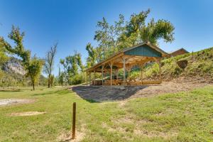 un pabellón en una colina en un campo en TroutFest Riverfront Norfork Home, Great Fishing, en Norfork