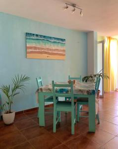 ラ・オリーバにあるBlue Wave House Corralejoのダイニングルーム(緑のテーブルと椅子付)