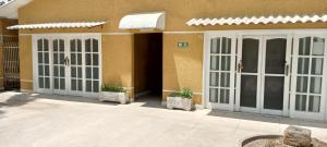 un bâtiment avec deux portes et deux plantes en pot dans l'établissement Hostal Brillo de Sol, à Santa Cruz de la Sierra