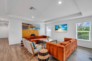 ブレーデントンにあるBradenton Stay, Private Pool, HotTub, Priv Terraceのソファとテーブルのあるリビングルーム