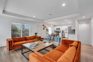 ブレーデントンにあるBradenton Stay, Private Pool, HotTub, Priv Terraceのソファとテーブルのあるリビングルーム