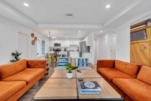 ブレーデントンにあるBradenton Stay, Private Pool, HotTub, Priv Terraceのソファとテーブルのあるリビングルーム