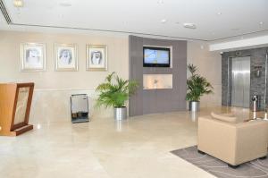 Uma TV ou centro de entretenimento em Phoenix Plaza Hotel Apartments