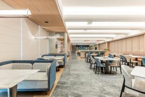 a restaurant with blue chairs and tables and tablesktop at Holiday Inn Express Jincheng New District by IHG in Jincheng