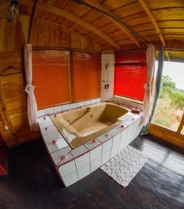 a large bathroom with a large tub in a room at Paraíso Quetzal Lodge in Tres de Junio
