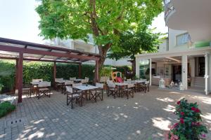 A restaurant or other place to eat at B&B Airone Cervia - Camere e Appartamenti