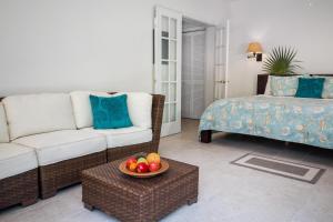 una sala de estar con sofá y un bol de fruta en Karana Studio 2 - K2, en Long Bay Hills 91 fotos más