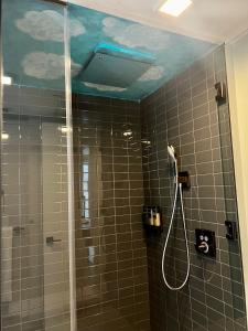 Phòng tắm tại The Collectors Studio Downtown