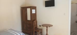 - une chambre avec un meuble en bois et un tabouret dans l'établissement Hostal Brillo de Sol, à Santa Cruz de la Sierra