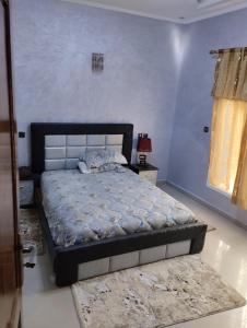 une chambre avec un lit dans une pièce bleue dans l'établissement Villa, à Meknès