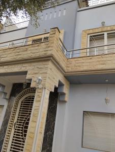 Elle offre une vue sur l'extérieur d'un bâtiment doté d'un balcon. dans l'établissement Villa, à Meknès