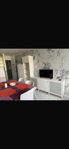 Habitación con cama, TV y mesa. en Residence Los Molinos, en Maspalomas