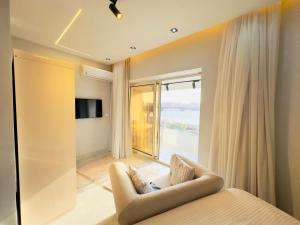 Una sala de estar con un sofá y una ventana grande. en ROOMES NILE VIEW MANIEl, en El Cairo