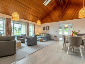 a living room filled with furniture and a table at 3 Bed in St. Mellion 87719 in St Mellion
